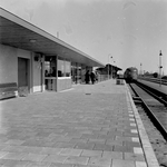 153202 Gezicht op het perron van het N.S.-station Purmerend te Purmerend met links het nieuwe stationsgebouw en rechts ...